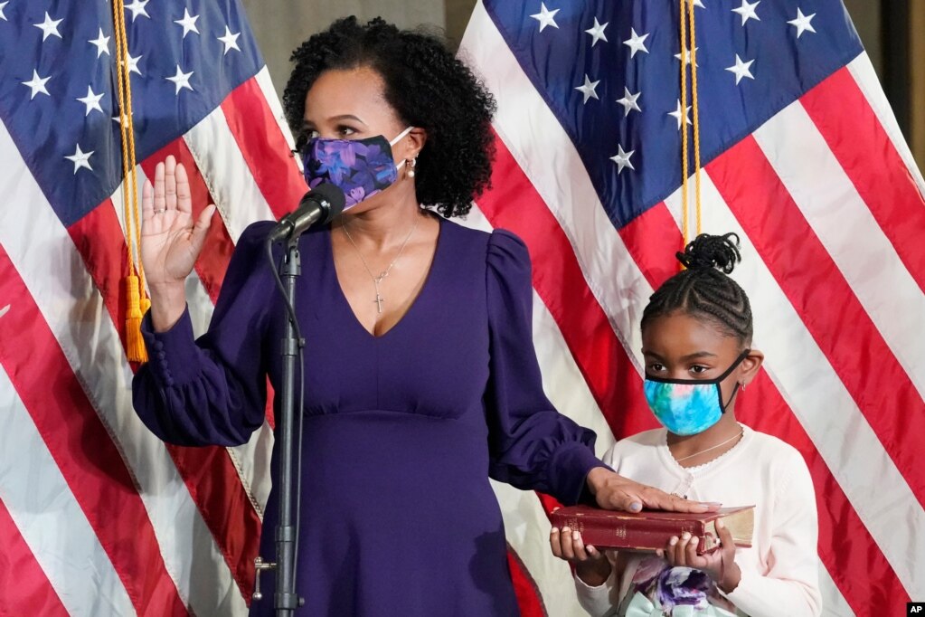 金·詹尼在市政厅宣誓就任波士顿的代理市长，她的外孙女罗茜为她捧着圣经。(2021年3月24日)(photo:VOA)
