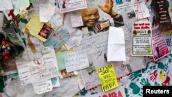 Những lời chúc dành cho ông Mandela được dán đầy bên ngoài bệnh viện nơi ông đang được điều trị 