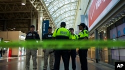 La policía pidió a los transeuntes que se mantengan alejados de la estación en Washington DC.