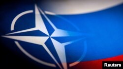 NATO və Rusiya bayraqları