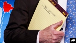 John Bolton sostiene una libreta, durante la conferencia de prensa.