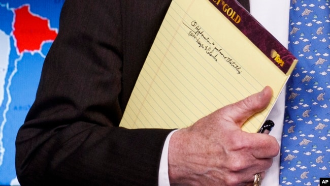 John Bolton sostiene una libreta, durante la conferencia de prensa.