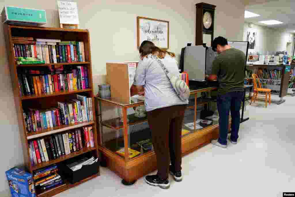 Votantes llenan sus papeletas para las elecciones presidenciales estadounidenses en la biblioteca de Laverne, Oklahoma, EE.UU