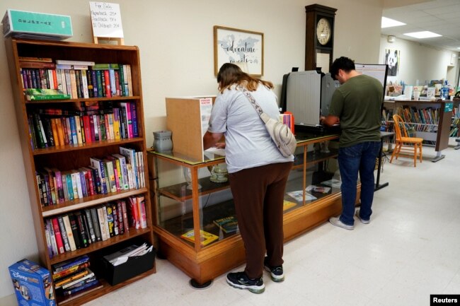 Votantes llenan sus papeletas para las elecciones presidenciales estadounidenses en la biblioteca de Laverne, Oklahoma, EE.UU