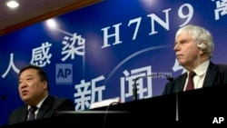 中国政府负责H7N9禽流感梁万年疫情防控事务的负责人梁万年与世界卫生组织在中国的首席代表迈克尔•奥利里
