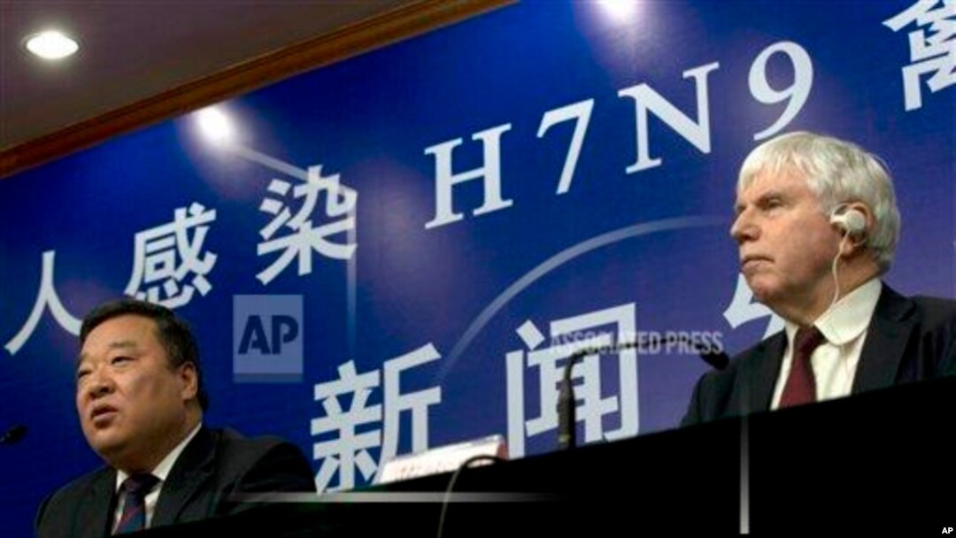 Liang Liang Wannian (kiri) dan kepala perwakilan Organisasi Kesehatan Dunia (WHO) di China, Michael O'Leary, menggelar konferansi pers terkait berjangkitnya pencegahan dan pengendalian avian H7N9 di Beijing (Foto: dok).
