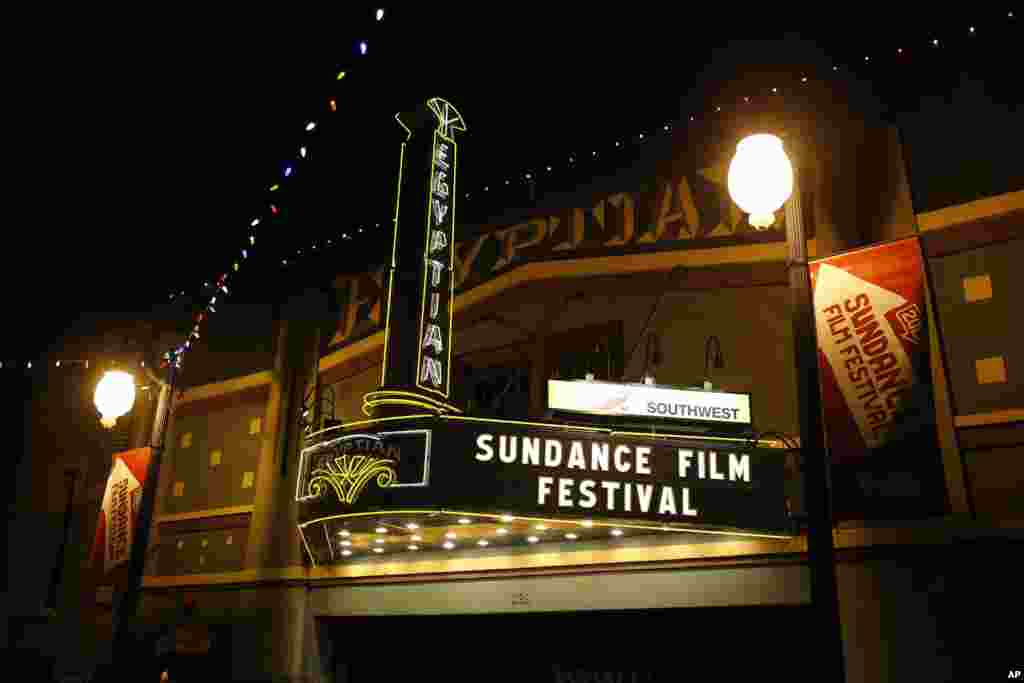 1月17日夜晚，犹他州公园城主街上的埃及影剧院的霓虹灯亮出&ldquo;圣丹斯电影节&rdquo;的字样。