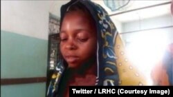 Amina Raphael Mbunda, 26 ans, arrêtée dans la nuit du 2 au 3 juin à son domicile, a accouché sur la pelouse du commissariat, sans assistance médicale, dans le district de Kilombero, en Tanzanie, 9 mai 2018. (Twitter/LRHC)