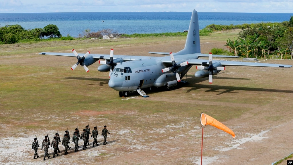 Lính Philippine và máy bay C-130 trên đảo Thị Tứ, Trường Sa, Biển Đông