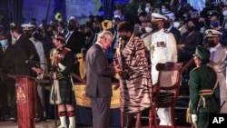 Tổng thống Barbados Sandra Mason và Thái tử Anh Charles.