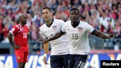 Eddie Johnson (18) và Clint Dempsey của đội tuyển Mỹ mừng bàn thắng thứ hai ghi vào lưới Panama trong trận đấu tranh vé dự World Cup 2014 hôm 11 tháng 6, 2013 ở Seattle, Washington. 