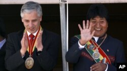 El presidente y vicepresidente de Bolivia, Evo Morales (derecha) y Alvaro García Linera, saludan al público durante la delebración del 187 Aniversario de la independencia, el 6 de agosto de 2012.