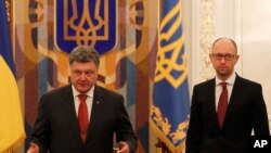 Presiden Ukraina Petro Poroshenko (kiri) dan Perdana Menteri Arseniy Yatsenyuk (Foto: dok.)