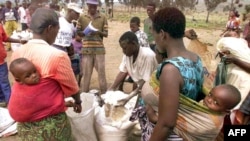 Des familles rwandaises attendent la distribution de nourriture au camp de réfugiés de Kingtele à quelques kilomètres de Brazzaville, le 27 août 1998.