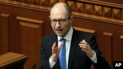 PM Ukraina Arseniy Yatsenyuk mengatakan kepada parlemen bahwa ekonomi Ukraina di ambang kebangkrutan, hari Kamis (27/3).
