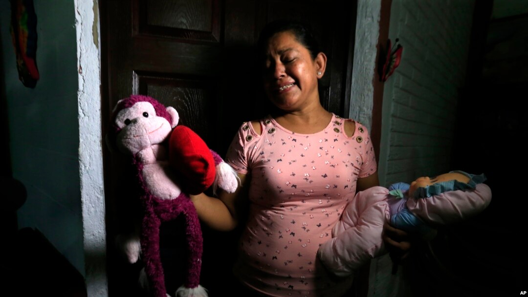 Rosa Ramirez menangis saat menunjukkan mainan milik cucu perempuannya yang berusia 2 tahun, Valeria, di rumah di San Martin, El Salvador, 25 Juni 2019. Valeria dan ayahnya, Oscar Alberto Martinez, tewas terseret arus sungai saat berusaha mencapai perbatasan AS. (Foto: AP)
