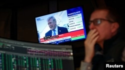 2026년 3월 23일, 미국 뉴욕 소재 뉴욕증권거래소(NYSE) 객장에서 한 트레이더가 업무를 보고 있다.