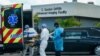 Petugas gawat darurat mengeluarkan pasien dari mobil di North Shore Medical Center, rumah sakit khusus yang merawat pasien virus corona (COVID-19) di Miami, Florida, 14 Juli 2020. 