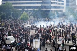 Manifestantes durante una marcha de conmemoración de un conductor adolescente muerto a tiros por un policía, en el suburbio parisino de Nanterre, el 29 de junio de 2023. (Foto de Zakaria ABDELKAFI / AFP)