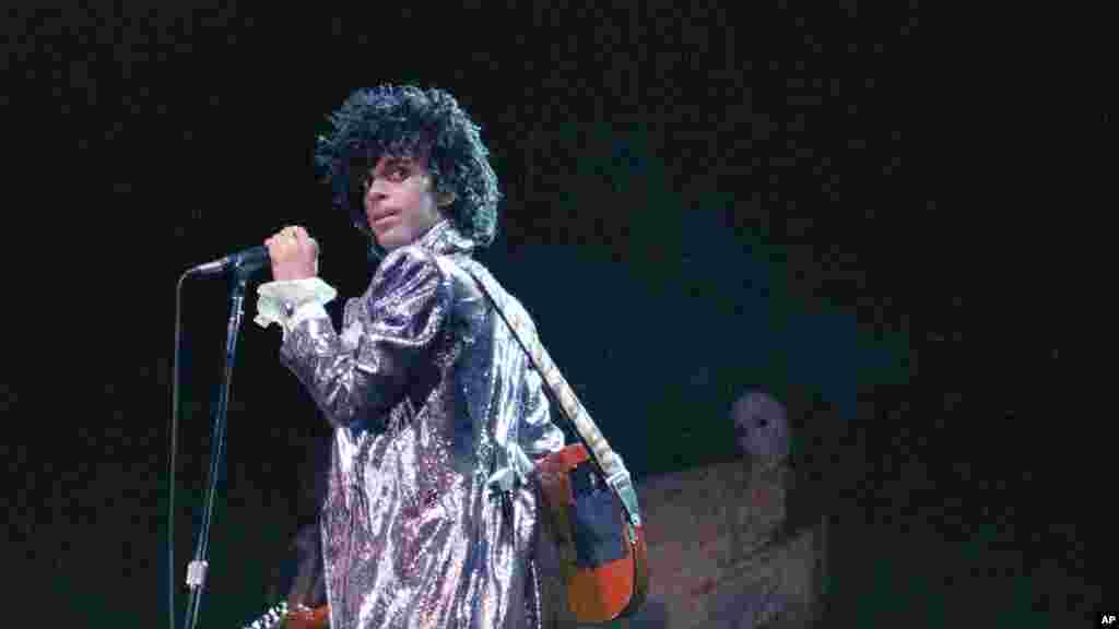 Le star de la pop américaine Prince lors d’un concert en 1985. (AP Photo)