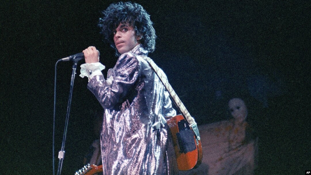 Le star de la pop américaine Prince lors d’un concert en 1985. (AP Photo)