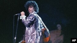 Le star de la pop américaine Prince lors d’un concert en 1985. (AP Photo)