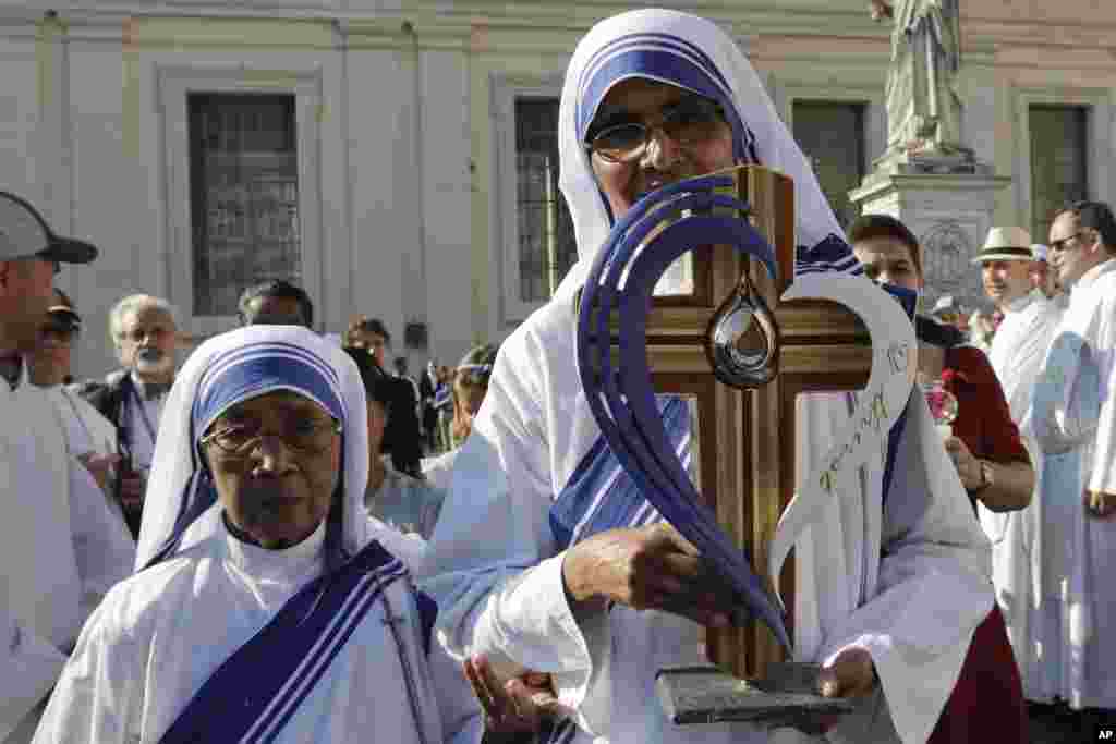 Barang-barang peninggalan Bunda Teresa dibawa oleh para biarawati sebelum misa kanonisasi dimulai di Vatikan (4/9). (AP/Gregorio Borgia)