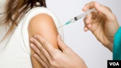 Pemberian vaksin flu di Amerika.
