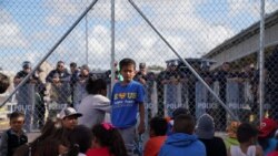VOA: EE.UU. Migrantes son enviados a Hawaii