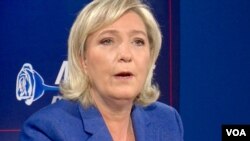 Marine Le Pen parle aux journalistes, à New York. (L. Bryant/VOA)