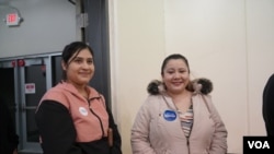 Yolanda Moñiz vino con su esposo y dos amigas. Es la segunda vez que hace caucus y la cuarta que vota.
