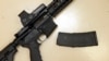 Juez federal en California anula ley que prohibía venta de armas de asalto