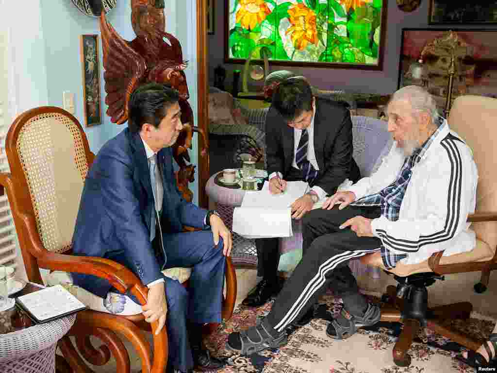کاسترو کی جاپان کے وزیر اعظم شینزو ایبے کے ساتھ ملاقات کی ایک یادگار تصویر۔