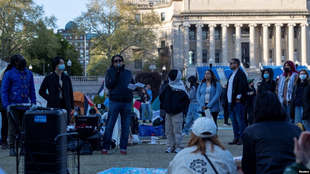 Frank Guridy, profesor historije na Kolumbija univerzitetu predaje kurs pod nazivom "Columbia 1968", studentima u kampusu u New Yorku 25. aprila 2024.