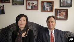 이산가족재단의 알리사 우 상임이사(왼쪽)와 재단 공동 창립자인 유진벨 재단의 스테판 린튼 회장.