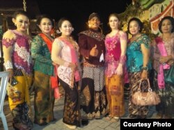 Andrea Decker saat tampil bersama teman-teman di Indonesia (Dok: Andrea Decker)