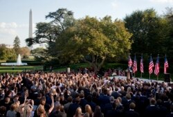 Presiden Barack Obama berbicara kepada atlet mahasiswa kejuaraan NCAA di Halaman Selatan Gedung Putih pada hari Senin, 13 September 2010, di Washington. (Foto: AP/Evan Vucci)