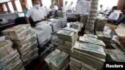 ရန်ကုန်မြို့ရှိ ဘဏ်တခုတွင် ငွေများ ရေတွက်နေတဲ့ ဘဏ်ဝန်ထမ်းများ (ဇူလိုင် ၂၁၊ ၂၁၁)
