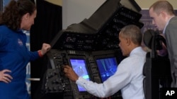 Tổng thống Barack Obama ngồi trong một chuyến bay giả lập tại một tour du lịch của các dự án sáng tạo ở Frontiers, Pittsburgh, bang Pennsylvania, ngày 13 tháng 10 năm 2016.