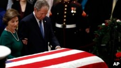 သမ္မတဟောင်း George W. Bush နှင့် ဇနီး Laura Bush 