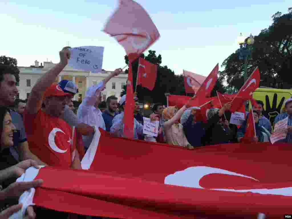 土耳其裔民众走上街头在白宫门前举行示威游行抗议土耳其军方政变，支持土耳其总统埃尔多安(美国之音卡拉拍摄)
