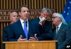 ຜູ້ປົກຄອງລັດ New York ທ່ານ Andrew Cuomo ກ່າວໃນກອງປະຊຸມຖະແຫຼງຂ່າວ, 1 ພະຈິກ, 2017, ທ່າມກາງການໂຈມຕີກໍ່ການຮ້າຍ. ຈາກຊ້າຍ ຜູ້ບັນຊາການຕຳຫຼວດ ທ່ານ James P. O'Neill, ທ່ານ Cuomo, ເຈົ້າຄອງກຳແພງນະຄອນ New York ທ່ານ Bill de Blasio, ແລະທ່ານ John Miller ຮອງບັນຊາການຂອງຄະນະສືບລັບ ທີ່ກຳກັບດ້ານການກໍ່ການຮ້າຍ.