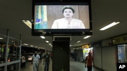21일 대국민 연설을 하는 호세프 대통령의 모습이 나오는 티비를 지나치는 브라질 시민들
