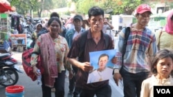 Hundreds of villagers from Kratie province protest over a land dispute case with a rubber plantation company, Phnom Penh, Cambodia, Apri 23, 2018. (Sun Narin/VOA Khmer)