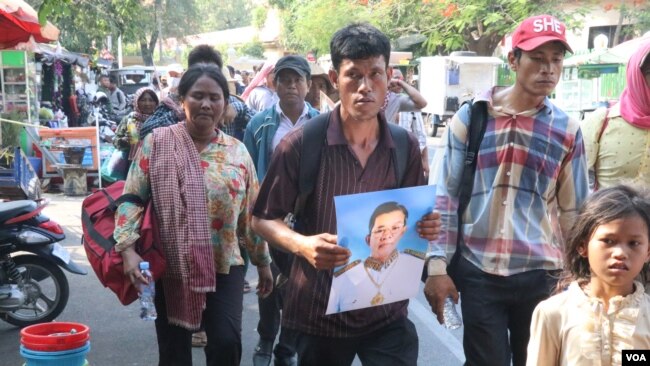 Hundreds of villagers from Kratie province protest over a land dispute case with a rubber plantation company, Phnom Penh, Cambodia, Apri 23, 2018. (Sun Narin/VOA Khmer)