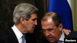 Sekretè Deta Lèzetazini an John Kerry (agoch) nan yon konferans pou laprès avèk Minis Afè Etranjè Larisi a, Sergei Lavrov, nan Moscou, Madi 7 me 2013 la.