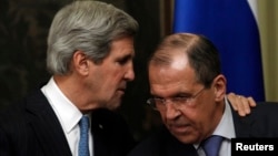 Menlu AS John Kerry saat konferensi pers bersama Menlu Rusia Sergei Lavrov di Moskow (7/5). Kerry minta Rusia tak menjual senjata canggih ke Suriah. 