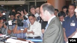 ကုလသမဂၢ လူ႔အခြင့္အေရး အထူးကိုယ္စားလွယ္ ကင္တားနား သတင္းေထာက္မ်ားနဲ႔ ေတြ႔ဆံုစဥ္။ (ေဖေဖာ္၀ါရီလ ၁၆ ရက္၊ ၂၀၁၃)။