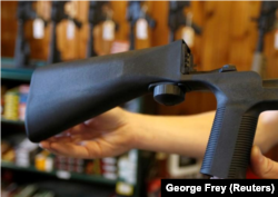 반자동소총을 자동소총 처럼 연사가 가능하도록 개조할 때 쓰이는 범프스탁 부품.