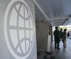 Logo Bank Dunia di pintu masuk kantor World Bank di Washington D.C., 8 Mei 2007.